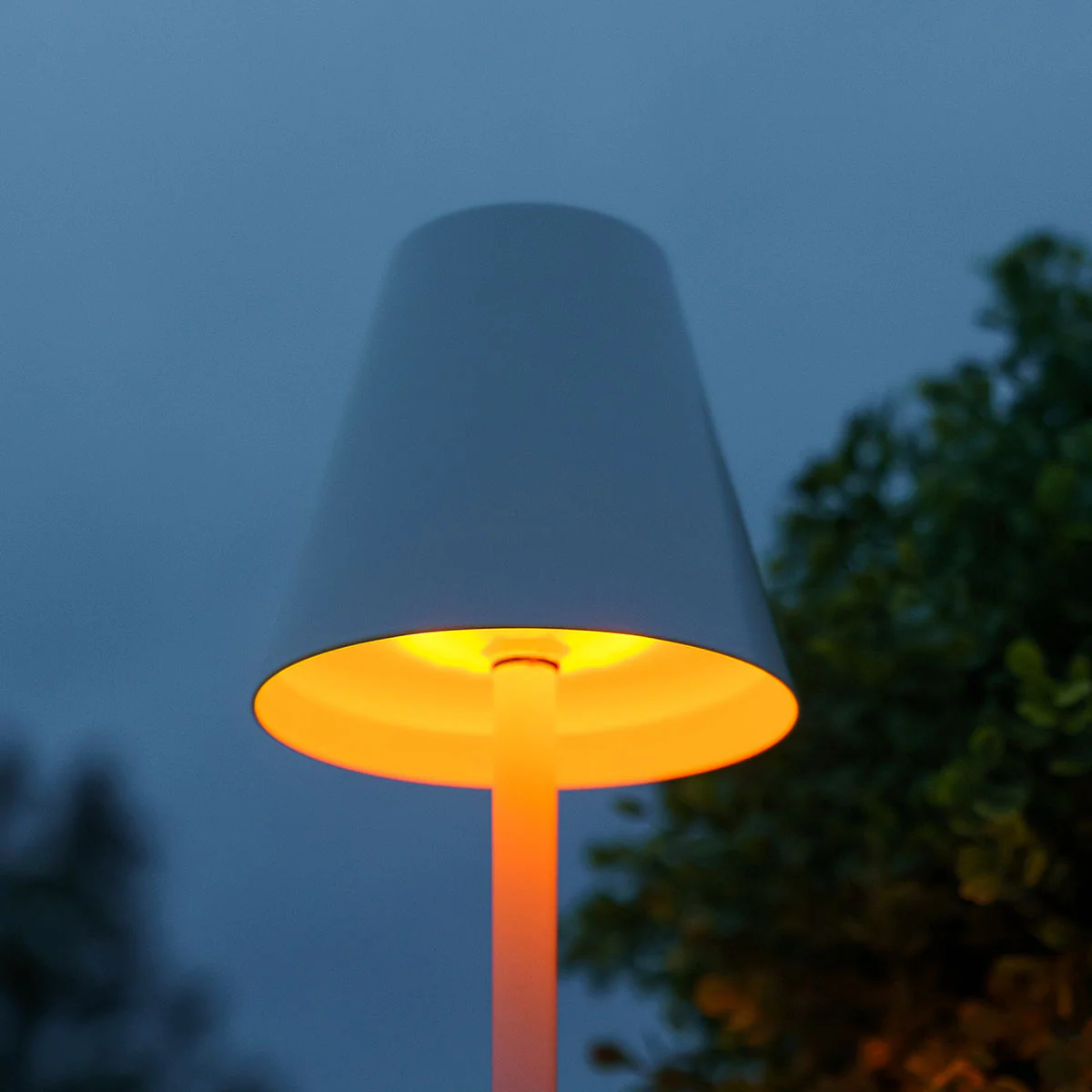 4-in-1 Indoor/Outdoor Bug Deterrent Lamp - Image 27