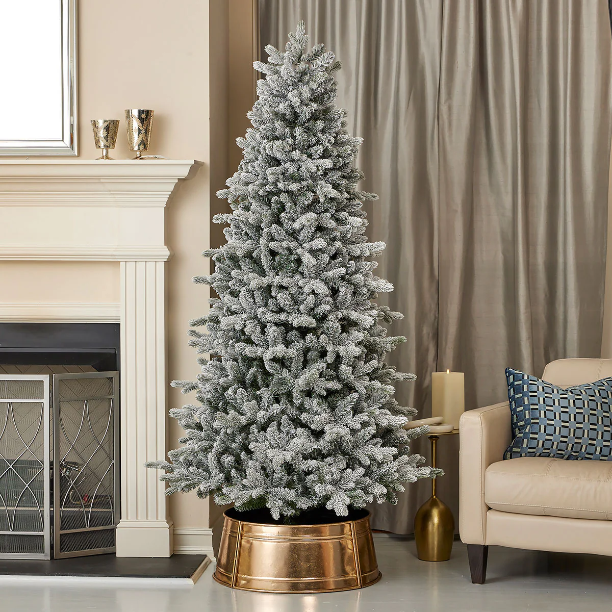Flocked Palmetto Pine Christmas Tree - Image 8